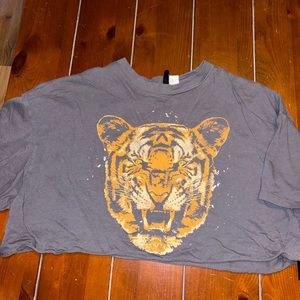 H&M cropped detailed lion size small shirt